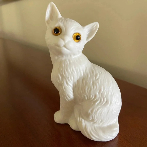 Vintage Goebel W Germany White Persian Cat Figurine Sitting Pose Gold Eyes 1974 - Picture 1 of 6